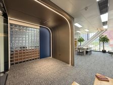 地铁口精装修带家具216平西南角含税出租