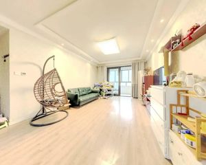 精装修全新 业主急售 中间楼层 有车位 随时可看房看中可谈