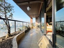 南滨路 地铁口 一线全看江且带多个大露台 很难得的顶豪房源