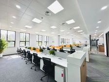 地铁口丨知名网红建筑丨随时入驻丨一应俱全丨正对电梯丨东湖国际