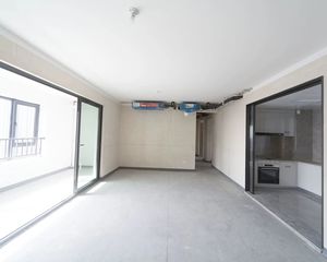 铂悦天汇 精装厨卫 毛坯四房 户型方正 中上楼层