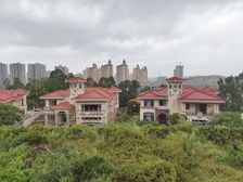 山顶独栋豪宅别墅位置佳 楼间距宽广 视野好一望无际