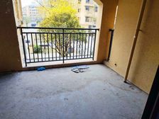 洋房轻轨旁 中庭安静