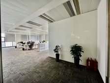 宜山路地铁站,光启城260平双面采光,房型方正落,租金3开头