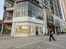 小区主大门口第二间 单一层7米大开间 带精装修