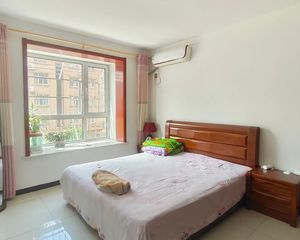 路北 步梯二楼带小房 三室两卫 业主精装 老证 环境好