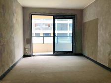 位置 带露天可种花种菜 楼层好 近天街 近地铁3房