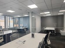 陆家嘴三件套金茂大厦 精装2隔断15工位 拎包入住户型方正