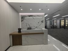 陆家嘴双面采光精装5隔断18工位 拎包入住近地铁 户型方正