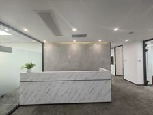 陆家嘴地铁口顶楼 电梯口精装5隔断38工位 拎包入住业态不限