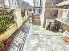 一楼赠大花园,还送15平地下室,小区中心位置,接受置换可议价