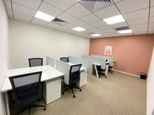 近地铁口恒生银行 1人专属办公卡位 雷格斯联合办公 品牌家具