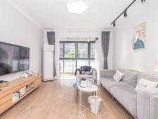 精装修带地暖 诚心卖 送装修随时看房,花园位置,出行便利