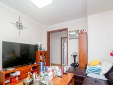 地铁口,南北通风、电梯三房两卫、闹中取静、交通便利,配套齐全