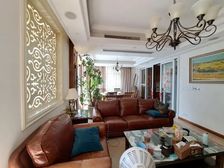 豪华装修 边套前后花园 配套齐全 户型方正 采光充通便利