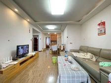 宝龙小高层。边套正规三房,无遮挡,业主自住诚心出售,看房方便