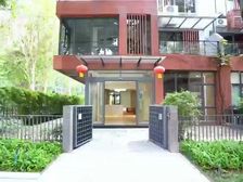 独栋复式 入户赠送花园 三楼享大阳台 光线好 绿植环绕