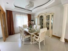 莘闵别墅区高品质小区 地上3层带电梯 集中南花园 使用面积大