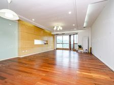 西郊高端小区,带产权车出售,有1000万预算以上来看