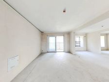 春江郦城:出门200米,地铁口,大型商场,中层中庭