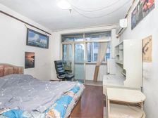 朝南一室户,满五年,轻轨房,交通便利,电梯中间楼层,有钥匙