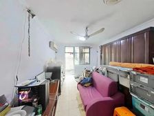 一楼双南双天井,带书房近地铁,配套齐全看中可谈,诚心出售。