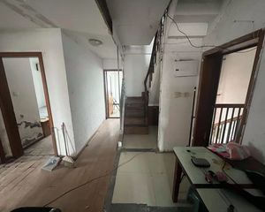 大湾名苑两房带阁楼 有钥匙 急 价格可 南北通透