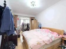 有停车位一梯两户双南两房一厅,有附送15平面积,家人分钱出售