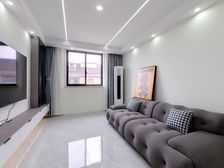 电梯复试带露台 精装修 四房南北通 带车位