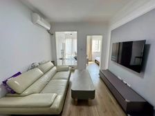 紧邻两大商超,业主精装两室,小区花园,地铁步行300