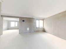 此小区为新抽签的安置房,物业管理到位,环境优美