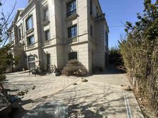 纯一楼大院子+三个车位!传世玫瑰园!精装修洋房+高品质洋房