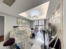 三室两厅一卫,精装六十万,保养好拎包入住,配套齐全