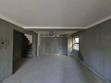 三层跃式 客厅高约4.5米 纯毛坯 从未入住过 看房有钥匙