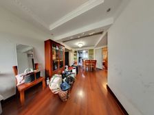 新上两房多层带电梯,还在两个车位,小区已经在改造了