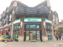 宝山区近上师大沿街底层小区门口拐角旺铺 租客全家 年租金28