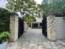 独栋三层 独门独院 赠送600方前后花园 带厨房,空调,家具