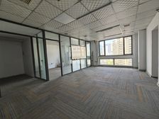 市府广场地铁口丨150平丨4.8万丨精装带隔断 正对电梯口