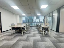 亦庄门户位置力宝广场地铁口可实地註册精装带隔间全套家具