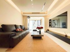 老业主新挂牌惜售,精装全送带车位,小区沿河位置,接受置换