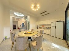带电梯 装修200多万 免费2个车位 实用面积320平
