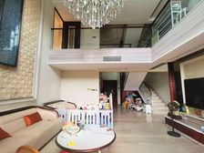 东骏豪苑 方正复式两层半,带露台,通车库