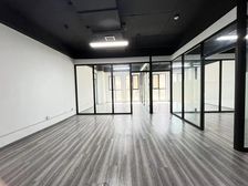 现场拍摄南向精装三到顶隔间161平租金7345元含物业发票