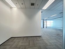 现场拍摄亦庄大族广场租金2.5元精装带到顶隔间2免租期起