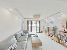 顶楼带阁楼,阁楼做了两个房间一个厅,层高2.2