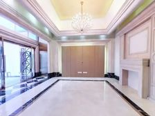 城市山谷南向联排别墅,上下三层半实用400加 带私家车库