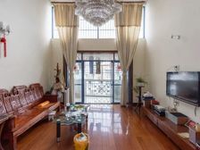 顶楼阁 楼加露 台,小区中间位置,南北通透大三房,挑空厅