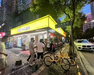 年租23万 红绿灯十字路拐角铺 成熟社区底商 仅需260万