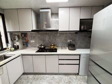 飞机户型送双阳台 全新装修40个 停车方便 价格好商量