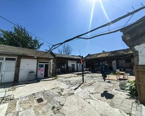 西城区什刹海银锭桥 一套需要翻新的四合院